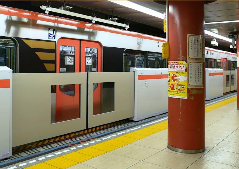 列車の扉に貼られたQRコード