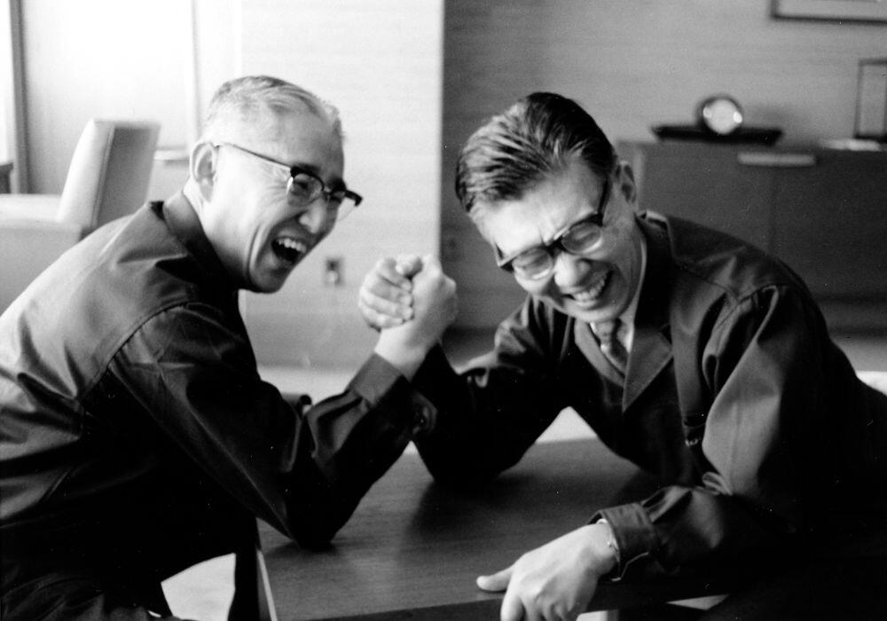 井深大氏（右）と盛田昭夫氏