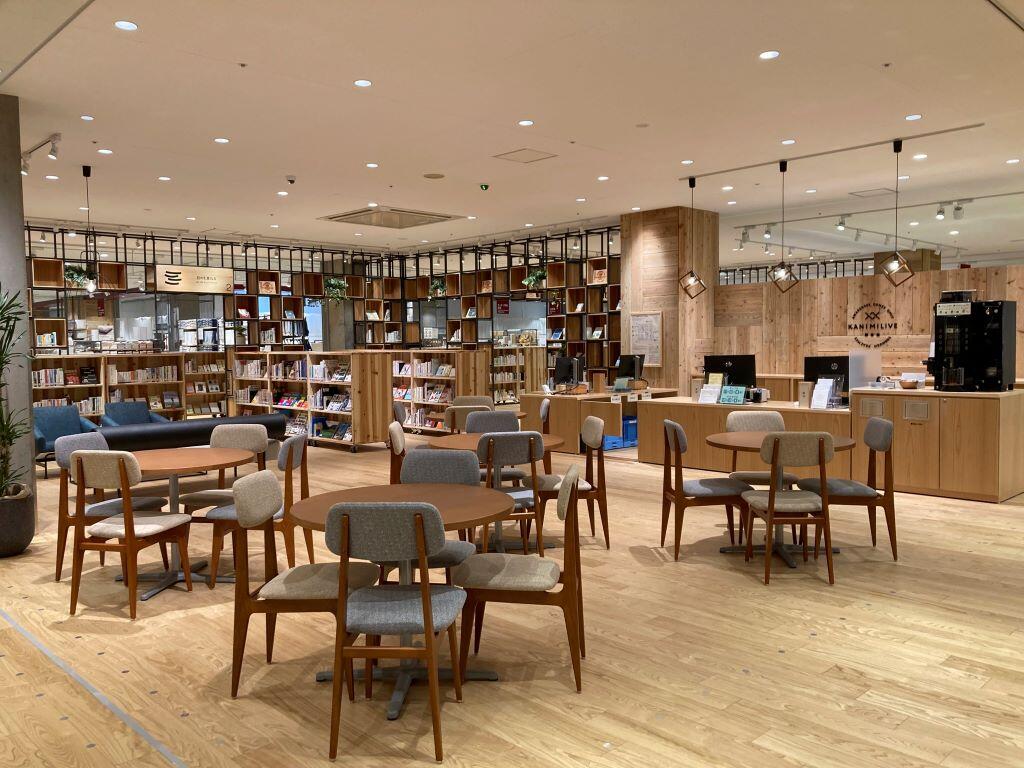 図書館は店舗の真ん中にある